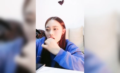 外表甜美小姐姐！其實騷的很！逼上紋身乳釘，陰唇上穿環，按摩器震動自慰，爽的高潮出水