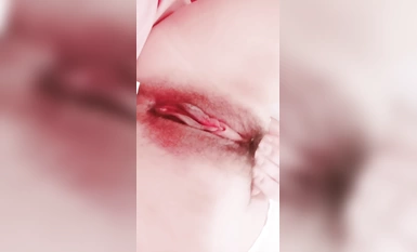 Wanita baru dengan payudara yang putih, lembut dan cantik! Melancap sambil baring dengan prop! Payudara jadi lembut selepas diuli Dildo dimasukkan ke dalam faraj yang berbulu.