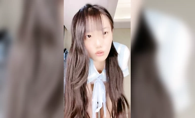 外表清純學生裝妹妹！超嫩美乳纖細美腿！全裸扭腰擺臀，翹起屁股看穴，掰開緊致小穴