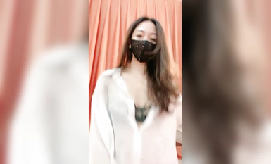 168CM quý cô xinh đẹp và gợi cảm! Hãy khoác lên mình chiếc áo sơ mi trắng để cám dỗ! Mông đẹp và chân dài cởi đồ lót, xòe đôi môi béo và âm hộ, nhìn từ dưới lên