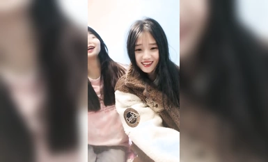 若くて極上の姉妹は、オオカミ仲間を誘惑するために生放送中ずっと顔を見せ、巨乳を相互作用させてオオカミ仲間をからかったり、おっぱいを揉んだりアソコを弄ったりしてオオカミ仲間にアップで見せたり、卑猥な声を出し続ける。