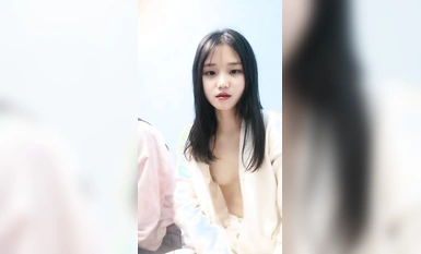 若くて極上の姉妹は、オオカミ仲間を誘惑するために生放送中ずっと顔を見せ、巨乳を相互作用させてオオカミ仲間をからかったり、おっぱいを揉んだりアソコを弄ったりしてオオカミ仲間にアップで見せたり、卑猥な声を出し続ける。