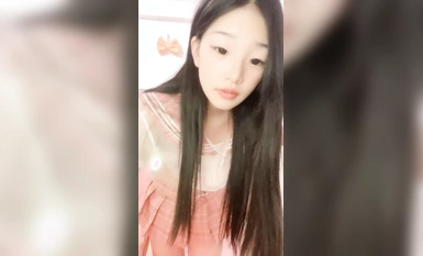 一臉呆萌豬豬妹妹！活力十足熱舞！貧乳嫩穴特寫，躺在椅子上張開雙腿，自摸小穴誘惑