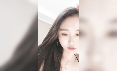 เทพธิดาคนใหม่ของราชวงศ์แสดงใบหน้าของเธอในการถ่ายทอดสดและมีการแสดงที่ยอดเยี่ยม หีของเธออ่อนโยนและเนียนและมีแตงกวาขนาดใหญ่สอดเข้าไปในหีของเธอเพื่อล่อลวงเธอและครางและแสดงความคิดเห็นที่ลามก อย่าพลาดกิจกรรมที่น่าตื่นเต้นนี้