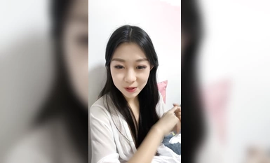 Ang berdeng diyosa ay pumunta sa dagat! Malaking masturbesyon sa isang bayad na kwarto! Sexy mahabang binti, kumalat ang vibrator at tulak nang husto, buksan ang kanyang puki upang ipakita sa iyo ang butas