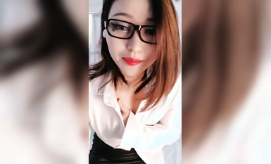 Isteri yang kelihatan sangat selekeh, menunjukkan mukanya berskirt pendek dan berbaju putih untuk menggoda, memakai stoking dan kasut tumit tinggi kecil untuk mengusik kawan-kawan serigalanya, menggosok-gosok payudaranya, bermain dengan pukinya dan melanc