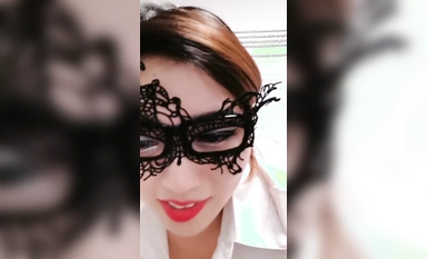 Isteri yang kelihatan sangat selekeh, menunjukkan mukanya berskirt pendek dan berbaju putih untuk menggoda, memakai stoking dan kasut tumit tinggi kecil untuk mengusik kawan-kawan serigalanya, menggosok-gosok payudaranya, bermain dengan pukinya dan melanc