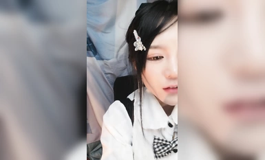 Ang pinakamahusay na puting tigre puki! Internet celebrity at magandang babae! Magsuot ng maskara at magsalsal gamit ang vibrator, sobrang taba at malinis na puke, ipasok ang vibrator at hilahin ito