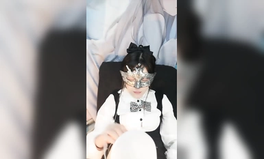 Ang pinakamahusay na puting tigre puki! Internet celebrity at magandang babae! Magsuot ng maskara at magsalsal gamit ang vibrator, sobrang taba at malinis na puke, ipasok ang vibrator at hilahin ito