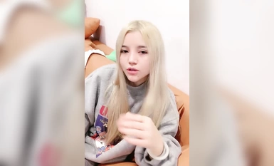 Isang walang buhok na batang babae na may dilaw na buhok at seksing tattoo ang nagpakita ng kanyang mukha at nakipagtalik sa kanyang kapatid nang live para makita ng mga kaibigan ng lobo ang isang malaking titi at mapusok na hinayaan ang kapatid na humihi