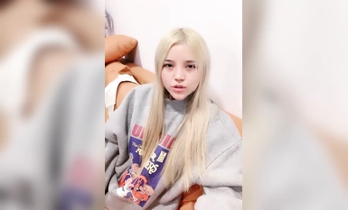 털이없는 음모 노란 머리 어린 소녀 섹시한 문신 얼굴과 남동생 열정적 인 팝 라이브 늑대 친구들에게 볼 수 있도록, 구강 성교 큰 수탉 열정적 인 탑은 동생이 가슴을 먹고, 담배를 피우며 찌르는 것을 즐긴다.