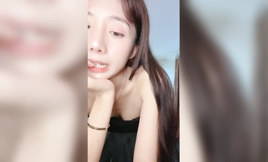 9分顏值女神！好久沒播歸來！口活一流舔屌毒龍鑽，主動騎乘很是享受，邊操邊舌吻好騷