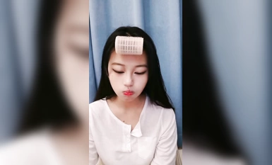 身材顏值都很哇塞的小騷騷，全程露臉跟狼友互動撩騷，聽狼友指揮脫光穿上性感的黑絲誘惑，道具抽插騷穴尿尿