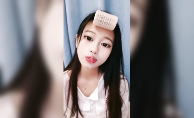 身材顏值都很哇塞的小騷騷，全程露臉跟狼友互動撩騷，聽狼友指揮脫光穿上性感的黑絲誘惑，道具抽插騷穴尿尿