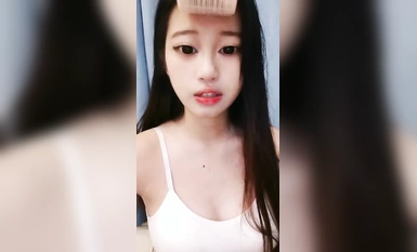 身材顏值都很哇塞的小騷騷，全程露臉跟狼友互動撩騷，聽狼友指揮脫光穿上性感的黑絲誘惑，道具抽插騷穴尿尿