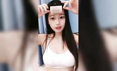 身材顏值都很哇塞的小騷騷，全程露臉跟狼友互動撩騷，聽狼友指揮脫光穿上性感的黑絲誘惑，道具抽插騷穴尿尿