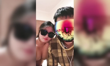 Con mèo không có lông trong chiếc tất đen mở ra, con đĩ nhỏ của anh cả đang thò mông ra và chuẩn bị sẵn sàng. Con cặc lớn đang thổi kèn và anh cả dùng đạo cụ để chơi với âm hộ của cô ấy. Cô ấy bị tàn phá và đụ ở nhiều tư thế. khiến cô ấy hét lên thật sừng sỏ.