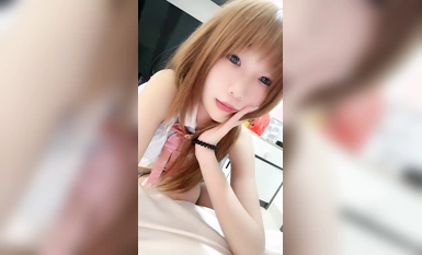 エロ着オタク美少女！鏡の前！小柄なボディに貧乳、美尻に太マンコ、セルフタッチで腰をくねらせたり振ったり、超セクシー！