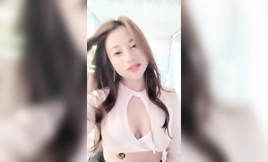 就屬於你最騷，全程露臉絲襪高跟誘惑，互動撩騷淫聲盪語不斷，揉奶玩逼道具抽插，淫水順著逼逼流特寫展示