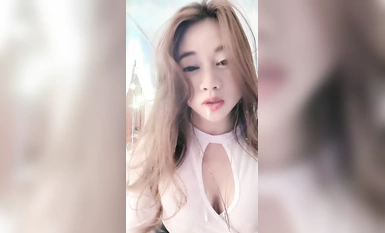 就屬於你最騷，全程露臉絲襪高跟誘惑，互動撩騷淫聲盪語不斷，揉奶玩逼道具抽插，淫水順著逼逼流特寫展示