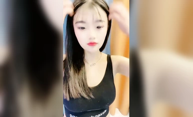 ผู้หญิงเซ็กซี่ปากแดง! บนโซฟากับคู่นอนของฉัน! จับเจี๊ยวใหญ่แล้วดูด ขี่ถุงน่องและขายาวสีดำ หีก็รู้สึกสบายตัว