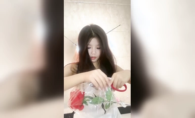 00는 너무 귀엽고 부드럽습니다! 샤워 후 소품으로 자위! 알몸 보지를 문지르고, 의자에 가짜 자지를 타고, 낮은 신음 ...