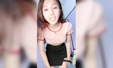 9分顏值女神！好久沒播歸來！舌吻舔屌口活一流，騎乘位肥臀往下砸，坐馬桶上炮友刮逼毛