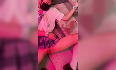 遅番から帰ってきて、階段の廊下で酔っ払って倒れているJKに出会い、コレクションとしてパンティを脱がせ、アソコに小便をかけた。