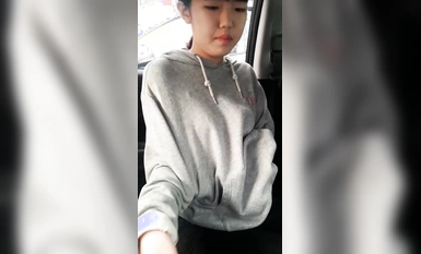 無力償還校園貸的女學生被催債混混約談車上強迫脫光衣服玩弄她私密處
