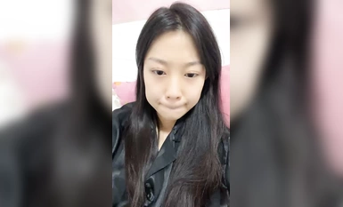 綠播女神下海！收費房自摸！貧乳性感翹臀，大屁股對鏡頭搖擺，張開雙腿看騷穴