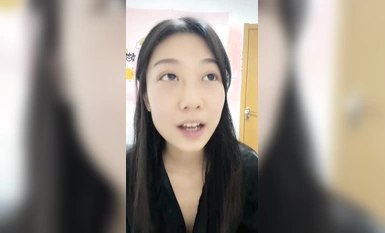 綠播女神下海！收費房自摸！貧乳性感翹臀，大屁股對鏡頭搖擺，張開雙腿看騷穴