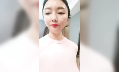 Cantik seksi! Kakak diraja adalah perempuan murahan penuh! Payudara yang besar dan punggung yang gemuk, dia bercakap dengan suka-suka, berbogel dengan menggoda, memulas pinggang dan menghayunkan pinggulnya, dan meniduri dengan alat kemaluan.