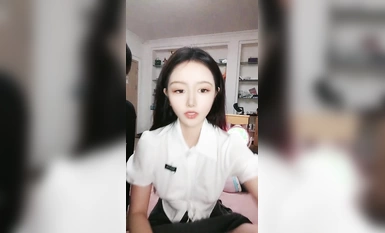 Ang cute ni Shirley! Internet celebrity beauty! One-piece na may itim na medyas at open-crotch, one-piece sky-high bun pussy, binatukan siya ng maliit na nobyo sa posisyong nakasakay, mukhang nag-eenjoy siya mula sa likod