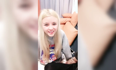 金發美女！漂亮紋身網紅小姐姐！新人妹妹露奶，雙腿夾腰正入爆操，騎乘位好舒服