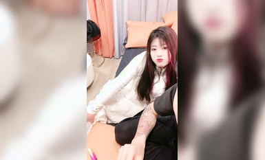 Người đẹp tóc vàng! Cô gái nổi tiếng trên mạng xinh đẹp với hình xăm! Em gái mới khoe ngực và làm tình với hai chân vắt quanh eo. Tư thế cưỡi ngựa thật thoải mái.