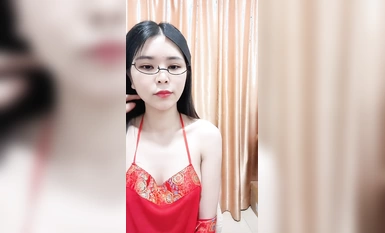 紅肚兜眼鏡美御姐！大屌炮友激情操逼！站立一字馬側入，騎乘位操美臀，主動深插到底