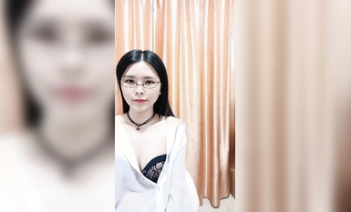 สาวแว่นสุดเซ็กซี่! เปลื้องผ้าเสื้อเชิ้ตสีขาว! คู่นอนยืนจับขาของเธอขณะร่วมเพศหีของเธอ เธอถูกเจาะลึกขณะขี่บนเตียงด้วยสีหน้าเย้ายวนใจอย่างยิ่ง