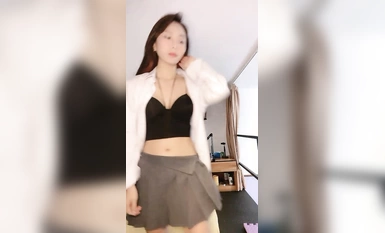 10명 중 9명이 얼굴 여신! 멋진 차지 룸 빅 쇼! 첫 앵글 클로즈업 수탉 먹기, 아름다운 다리와 하이힐이 매우 섹시하고, 사수의 적극적인 라이딩 자세가 훌륭합니다!