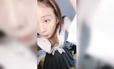 10명 중 9명이 얼굴 여신! 멋진 차지 룸 빅 쇼! 첫 앵글 클로즈업 수탉 먹기, 아름다운 다리와 하이힐이 매우 섹시하고, 사수의 적극적인 라이딩 자세가 훌륭합니다!