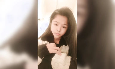 세상에서 가장 어린 소녀는 천천히 옷을 벗고 늑대 친구들에게 보여줬고, 노출된 채로 그들과 교류하는 내내 화장실에 가서 자신의 보지에 손가락을 집어넣고 있었는데, 이는 놀랍고 흥분되는 일이었습니다.