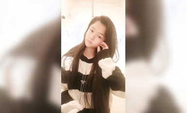 세상에서 가장 어린 소녀는 천천히 옷을 벗고 늑대 친구들에게 보여줬고, 노출된 채로 그들과 교류하는 내내 화장실에 가서 자신의 보지에 손가락을 집어넣고 있었는데, 이는 놀랍고 흥분되는 일이었습니다.