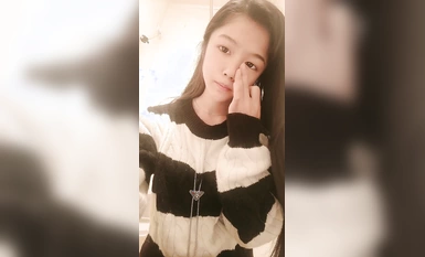 세상에서 가장 어린 소녀는 천천히 옷을 벗고 늑대 친구들에게 보여줬고, 노출된 채로 그들과 교류하는 내내 화장실에 가서 자신의 보지에 손가락을 집어넣고 있었는데, 이는 놀랍고 흥분되는 일이었습니다.