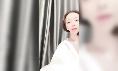 Netflix sexy sexy seductive! Prop pepper in her pussy! Hairless slut rubs herself and gets her pussy wet with a look of enjoyment!