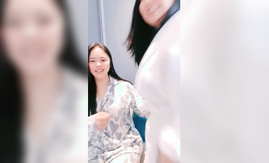 เซ็กซี่ตะลึงหน้าอกใหญ่และก้นอ้วน! เย้ายวนของความงามที่สวยงาม! ยกชุดชั้นในขึ้นเผยให้เห็นหน้าอกใหญ่ กางหีมีขน เธออ้าปากค้างและครางอย่างสวยงาม