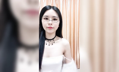 Sexy na babae na may salamin! I-twist at i-ugoy ang iyong mga balakang sa isang estriptis! Kunin ang malaking titi at sipsipin ito, sipain ito nang husto sa aktibong posisyon ng pagsakay, at sipain ang iyong puki nang normal