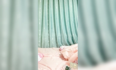 ピュアでスイートな女の子！キュートなカワイイの顔！白いストッキングの学生、シャワーの後に小道具でオナニー、バイブでアソコを突かれる！