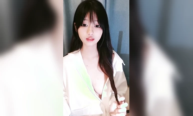 สาวโรงเรียนชั้นนำที่มีเสน่ห์ในถุงน่องสีดำโชว์ใบหน้าของเธอตลอดการถ่ายทอดสดและโต้ตอบกับเพื่อน ๆ เพื่อหยอกล้อเธอ เธอมีร่างกายที่สมบูรณ์แบบและเซ็กซี่มาก และเห็นน้ำเชื้อไหลออกมา