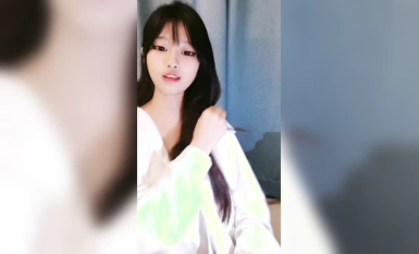 สาวโรงเรียนชั้นนำที่มีเสน่ห์ในถุงน่องสีดำโชว์ใบหน้าของเธอตลอดการถ่ายทอดสดและโต้ตอบกับเพื่อน ๆ เพื่อหยอกล้อเธอ เธอมีร่างกายที่สมบูรณ์แบบและเซ็กซี่มาก และเห็นน้ำเชื้อไหลออกมา