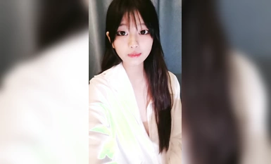 สาวโรงเรียนชั้นนำที่มีเสน่ห์ในถุงน่องสีดำโชว์ใบหน้าของเธอตลอดการถ่ายทอดสดและโต้ตอบกับเพื่อน ๆ เพื่อหยอกล้อเธอ เธอมีร่างกายที่สมบูรณ์แบบและเซ็กซี่มาก และเห็นน้ำเชื้อไหลออกมา