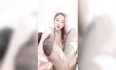 大眼睛極品妹子露臉精彩大秀，絲襪高跟無毛逼，互動狼友撩騷，道具抽插騷穴呻吟，尿尿給狼友看，精彩別錯過